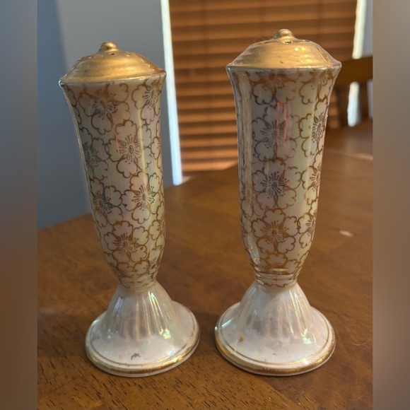 Lusterware Salt And Pepper Shakers - Picture 5 of 5